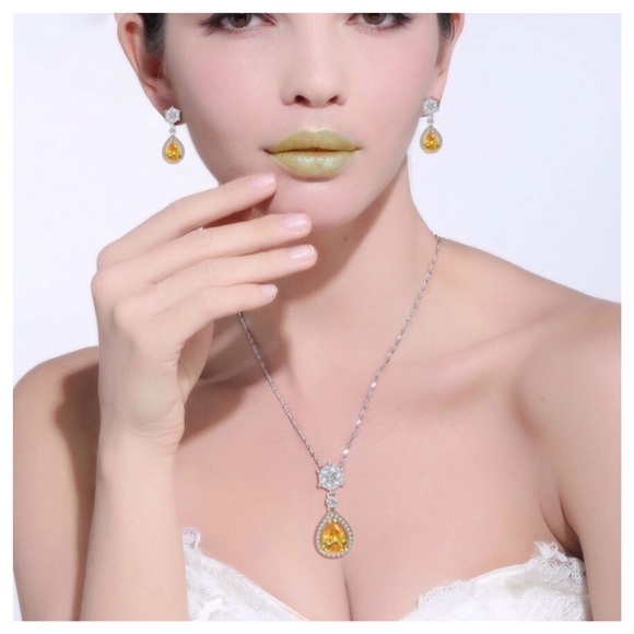 🎁 Swarovski Crystals The Jaina Teardrop Necklace - Picture 4 of 5
